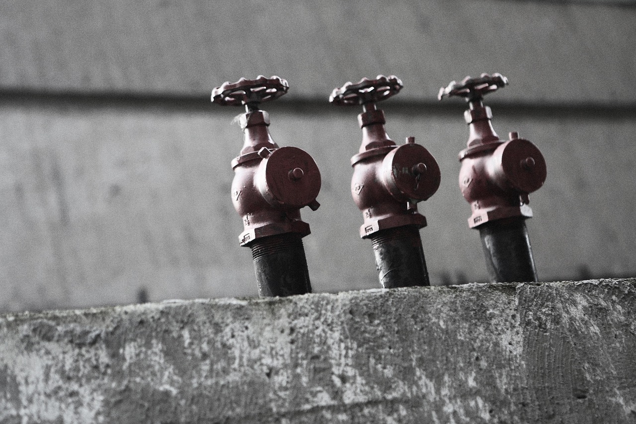 שלושה שסתומי מים בקיר בטון, בנקודת חיבור לבניין